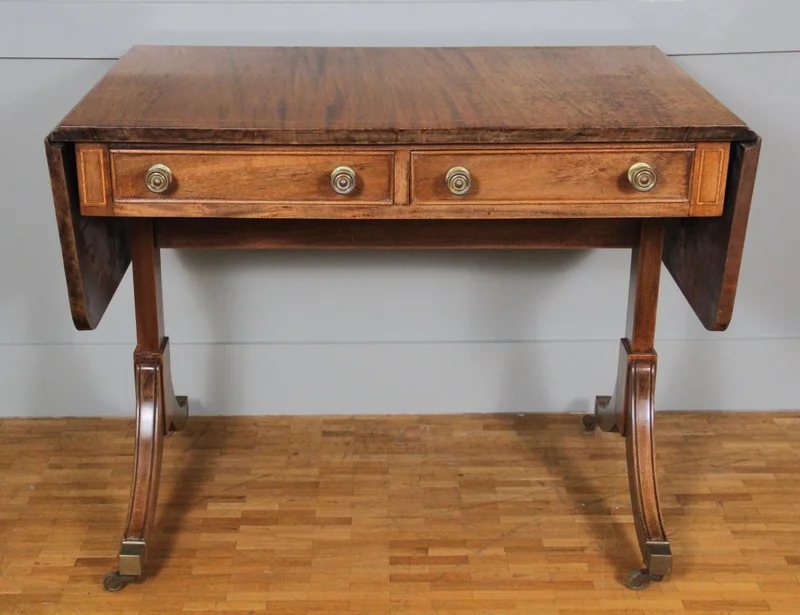 Edwardian sofatafel - Meubel › Tafels - €595.00 - Sofatafel in uitgebleekt mahoniehout met twee laden.
Volledig in regency stijl.
57cm diep, 90cm breed, uitklapbaar tot 142cm, 71cm hoog
Edwardian periode, ca 1900/1930