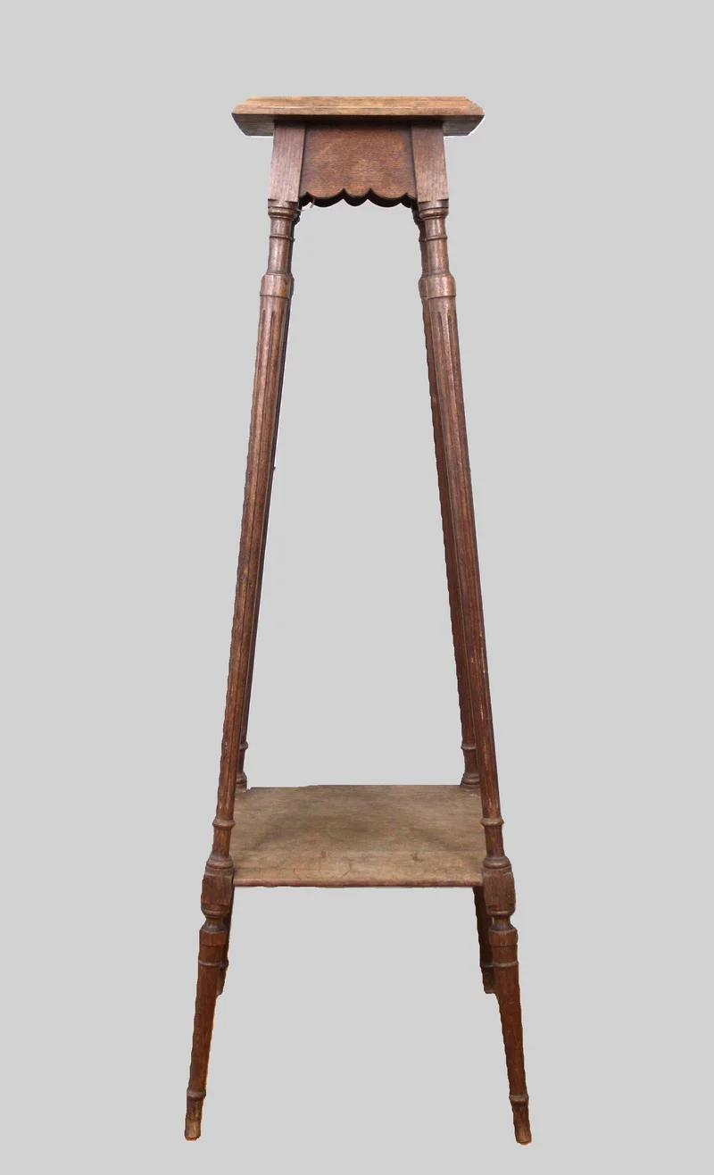 Eiken plantenstaander - Meubel › Bijzetmeubels - €125.00 - 19e eeuwse eiken plantenstaander.
Continentale stijl.
112cm hoog; vierkant 38cm aan de voet, 25cm bovenaan.