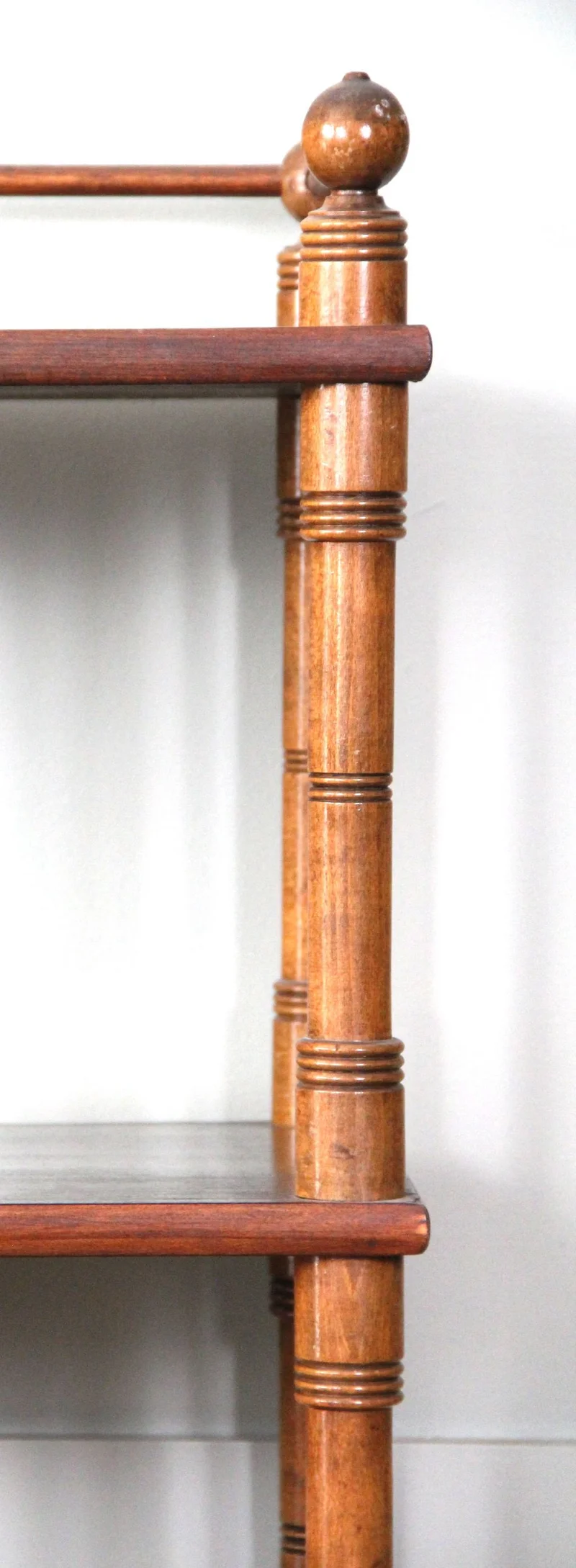 Étagère faux bamboo - Meubel › Bijzetmeubels - €350.00 - Open rek met vier legplanken. Hout in vorm van bamboe gedraait.
91 x 31cm; 129cm hoog.
Vintage