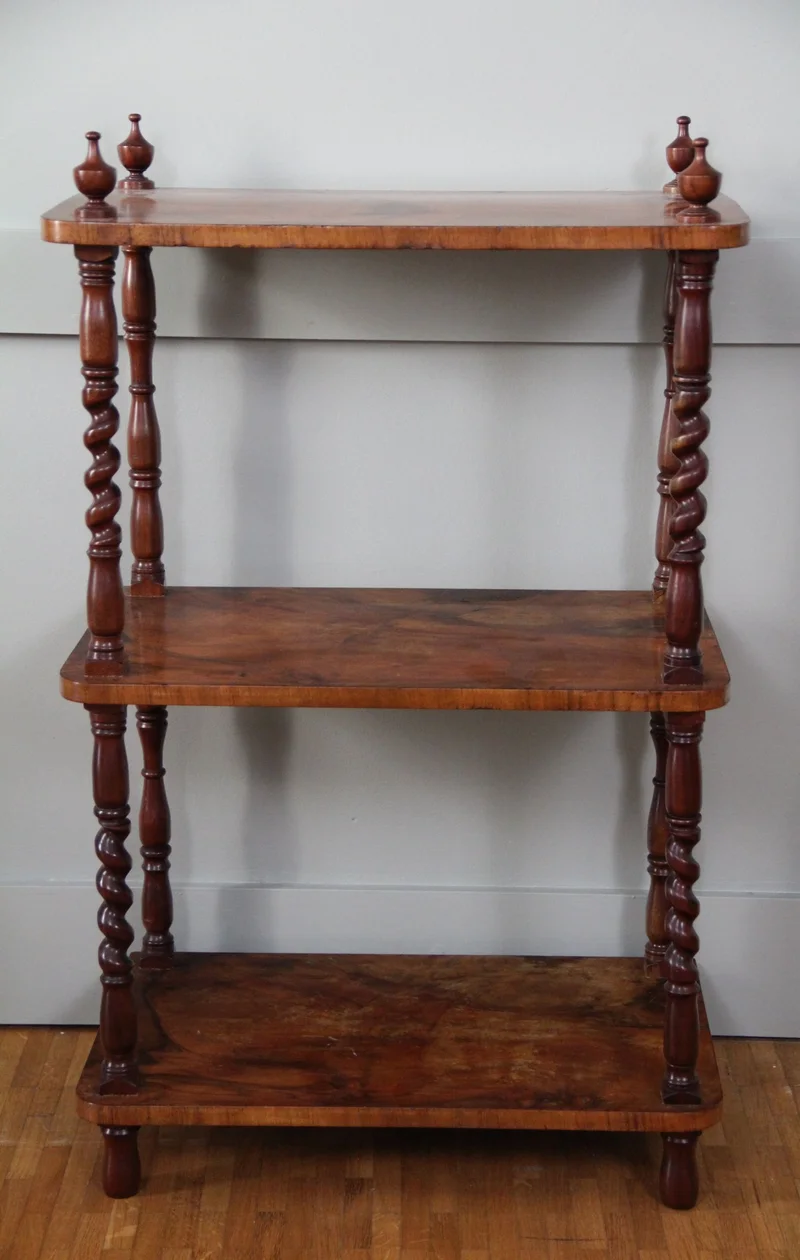 Etagère - Meubel › Bijzetmeubels - €395.00 - Drielagige etagère in notenhout.
88cm hoog; 54 x 34cm
Victoriaanse periode periode, ca 1880
Engeland