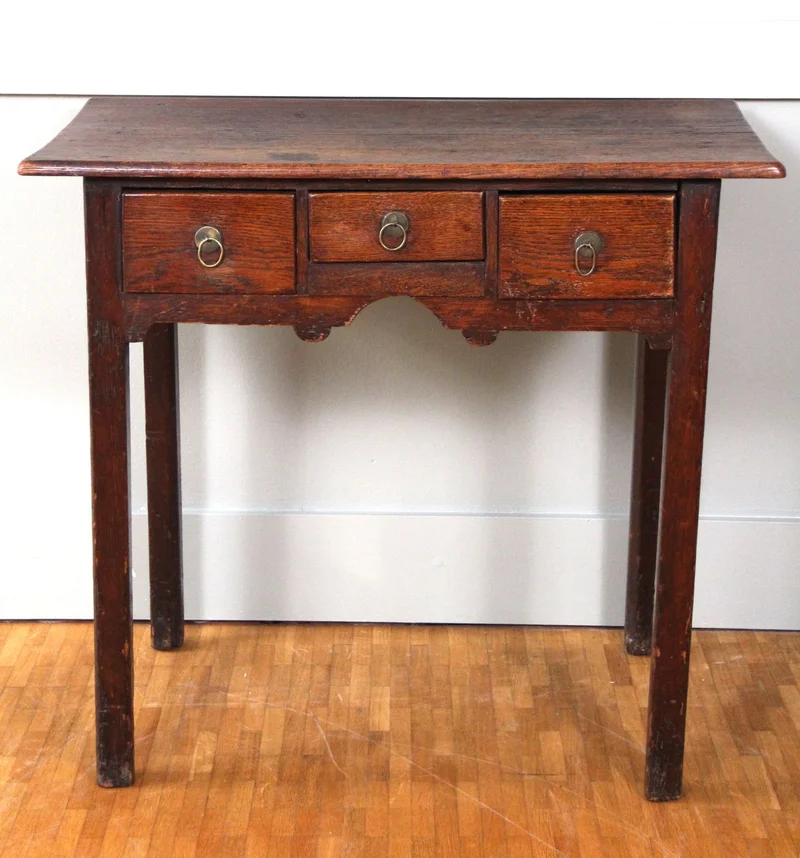 George II eiken bijzettafeltje - Meubel › Tafels - €595.00 - Eiken lowboy met drie laden.
76x42cm, 69cm hoog
George II periode, Ca 1760-1770