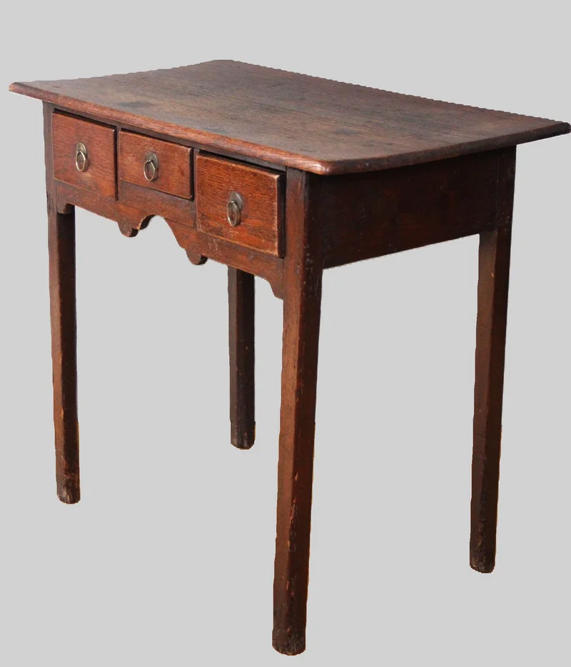 George II eiken bijzettafeltje - Meubel › Tafels - €595.00 - Eiken lowboy met drie laden.
76x42cm, 69cm hoog
George II periode, Ca 1760-1770