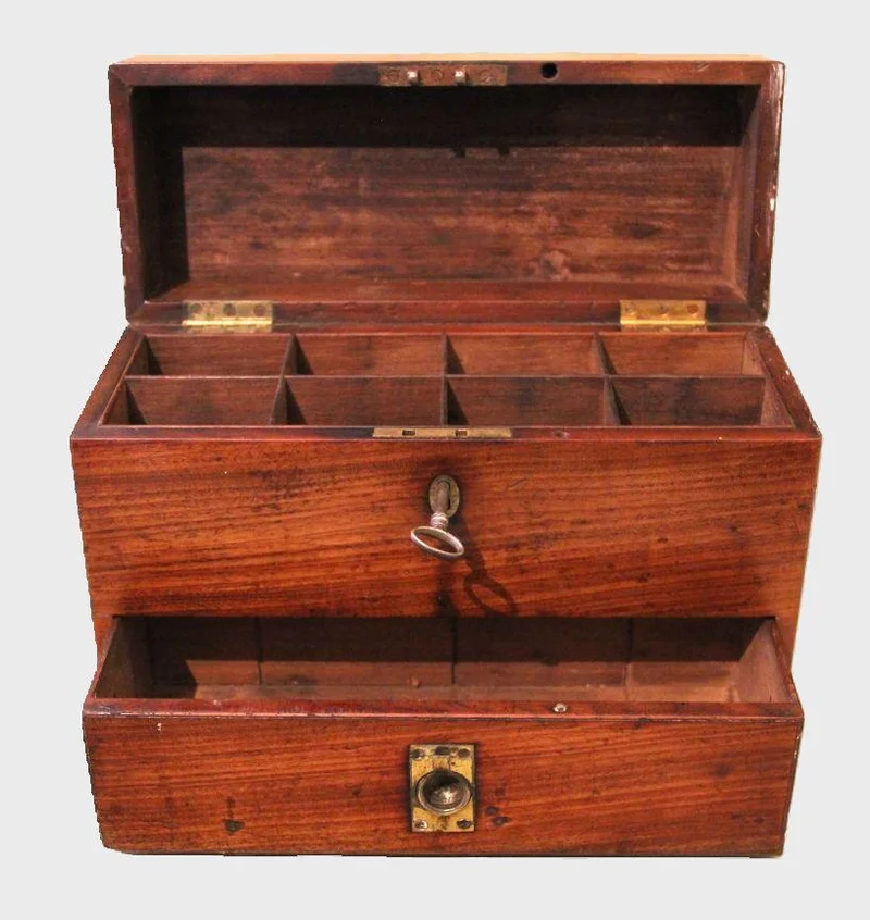Georgean apothekerskistje - Diversen › Dozen en kistjes - Georgean apothekerskistje in Cubaans mahonie. Origineel meubelbeslag.
Ca 1800
30 x 12cm  22cm hoog