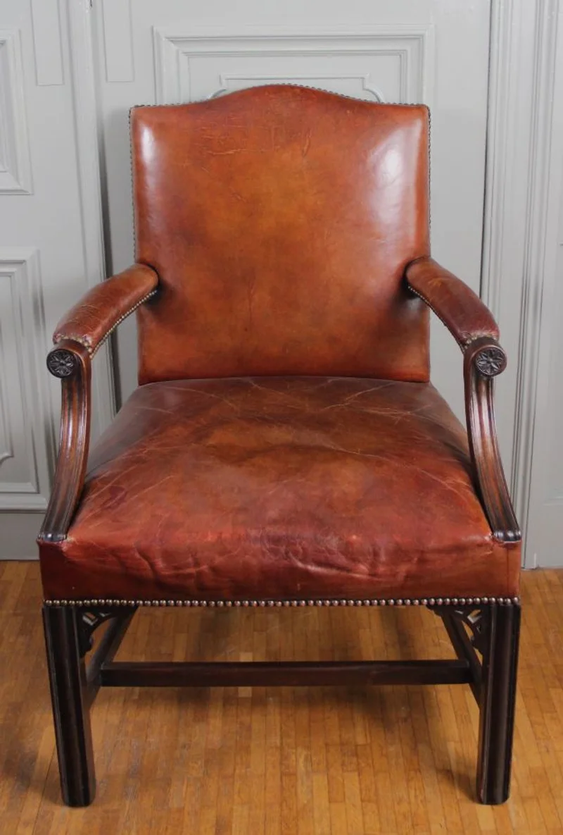 Georgean armzetel - Meubel › Zitmeubels - €450.00 - Een mahoniehouten armzetel, met leder bekleed. Licht teruggetrokken armleunen.
98cm hoog, 65cm diep, 65cm breed
Late-Georgean periode, George III, ca 1760/1780