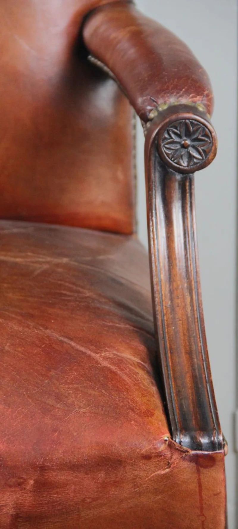 Georgean armzetel - Meubel › Zitmeubels - €450.00 - Een mahoniehouten armzetel, met leder bekleed. Licht teruggetrokken armleunen.
98cm hoog, 65cm diep, 65cm breed
Late-Georgean periode, George III, ca 1760/1780