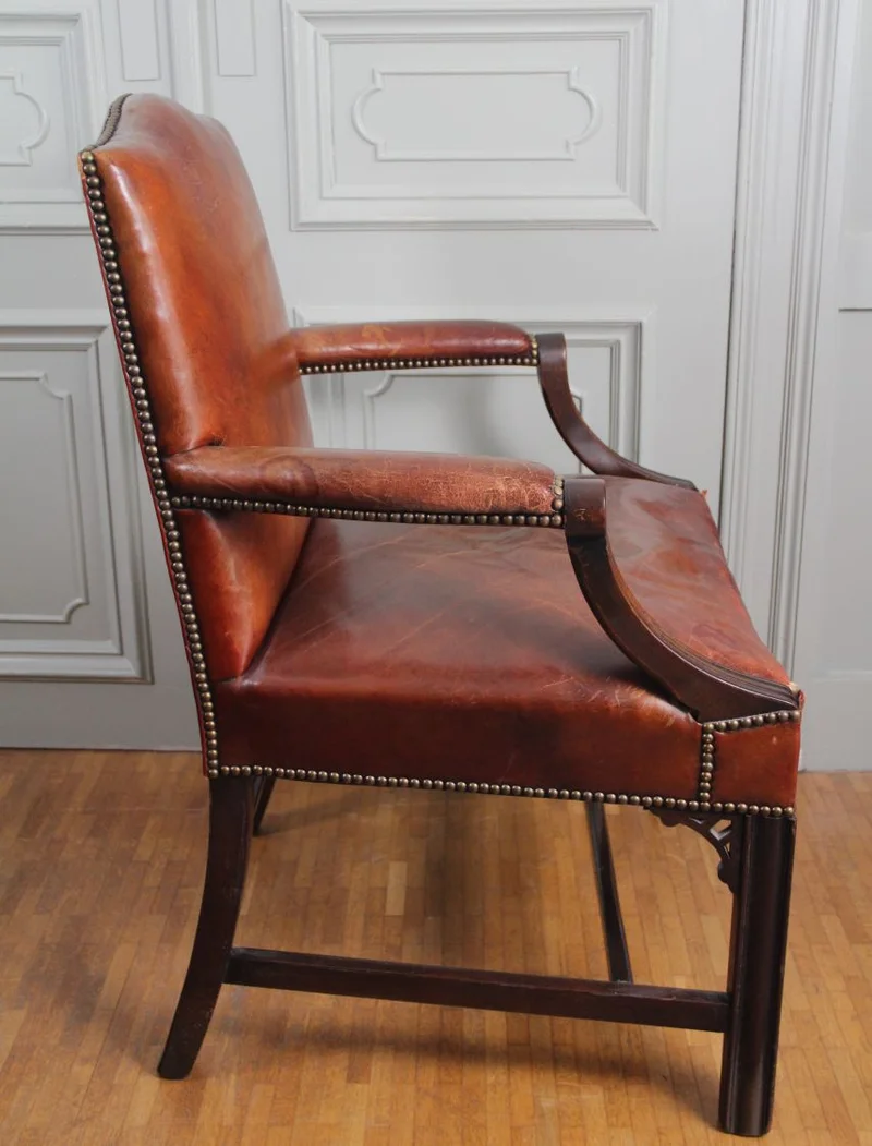 Georgean armzetel - Meubel › Zitmeubels - €450.00 - Een mahoniehouten armzetel, met leder bekleed. Licht teruggetrokken armleunen.
98cm hoog, 65cm diep, 65cm breed
Late-Georgean periode, George III, ca 1760/1780