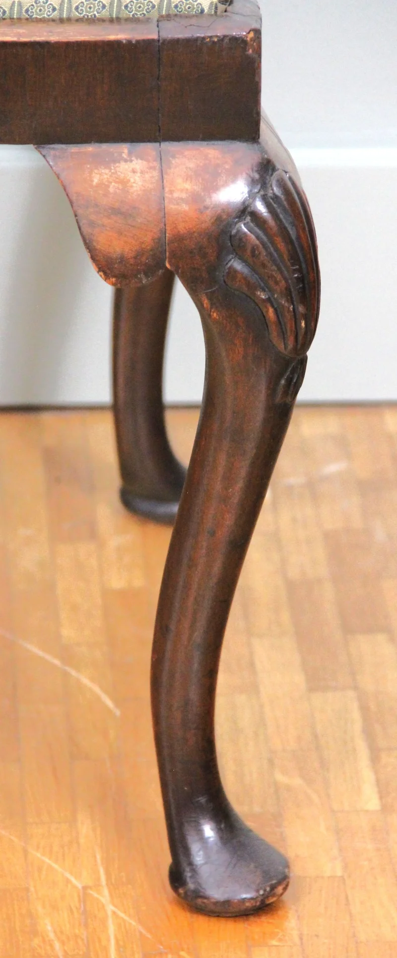 Georgean bankje - Meubel › Zitmeubels - Bankje in notenhout met patfeet.
60 x 46cm  45cm hoog.
18e eeuws, ca 1720-1760
Stoffering van recente datum