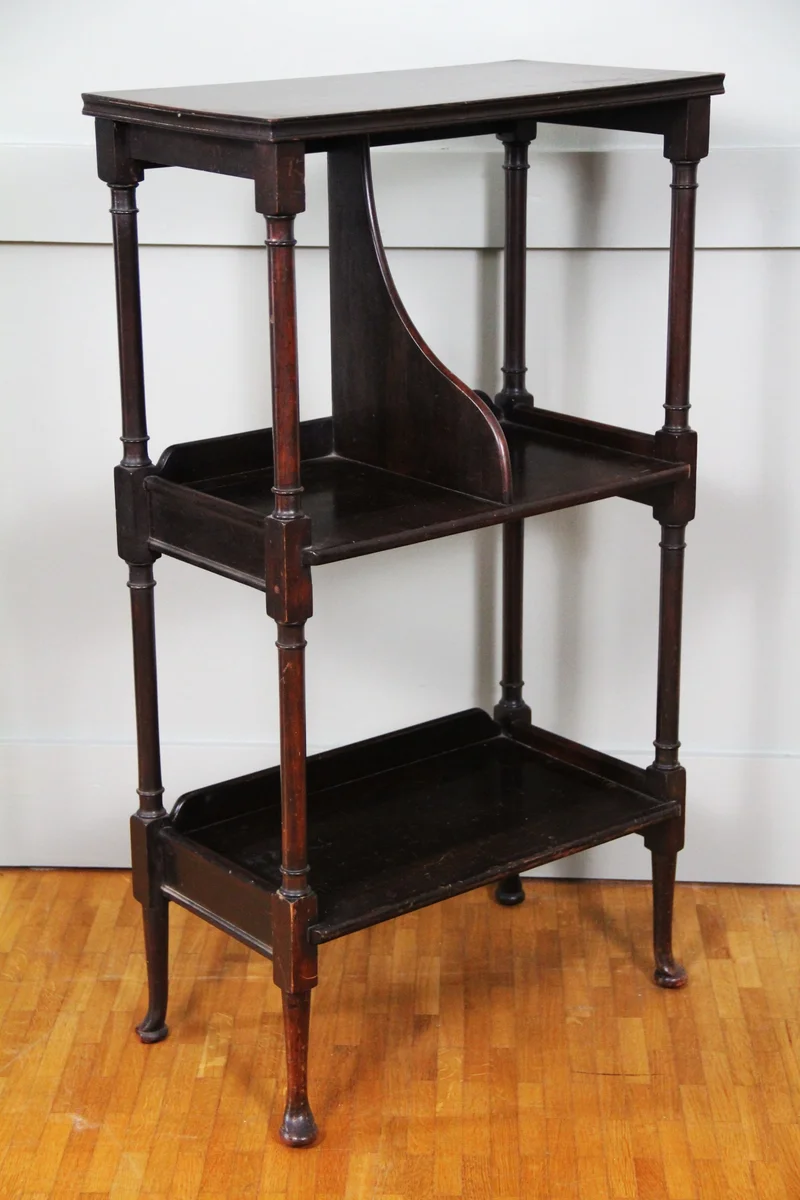 Georgean boekenstandje - Meubel › Bijzetmeubels - €275.00 - Klein open boekenrek met drie lagen, waarvan de middenste verdeeld, en op padfeet.
Cubaans mahoniehout.
Hoogte 85.5cm; 48 x 26cm
Georgean periode: ca 1800