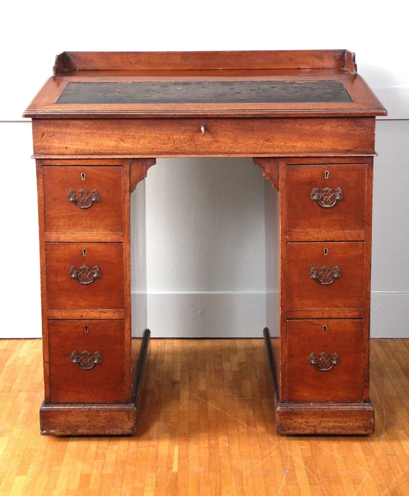 Georgean kneehole writingdesk - Meubel › Bijzetmeubels