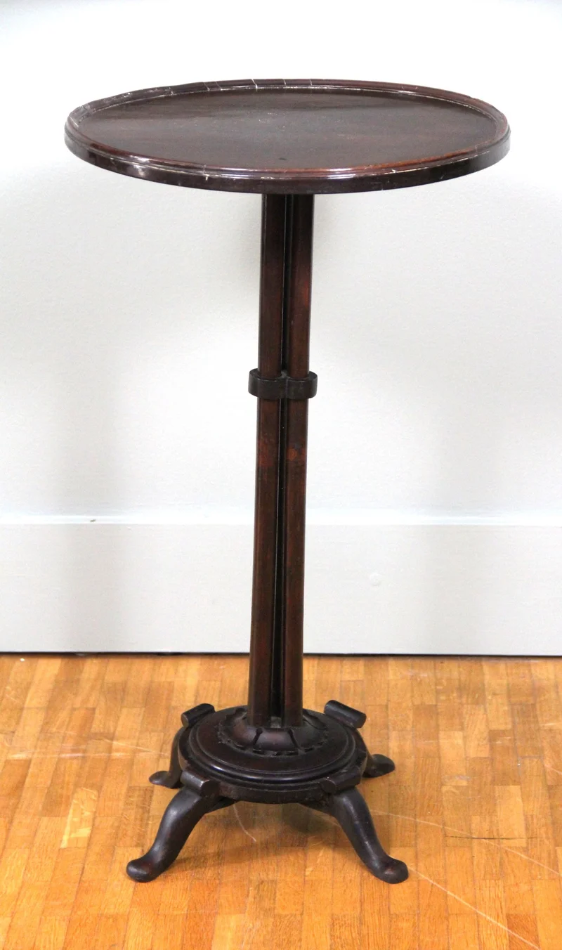 Georgean rond bijzettafeltje - Meubel › Tafels - €245.00 - Zogenaamd wijntafeltje in donker mahonie.
Georgean stijl, Victoriaanse periode ca 1880
diameter 36cm, 63cm hoog.