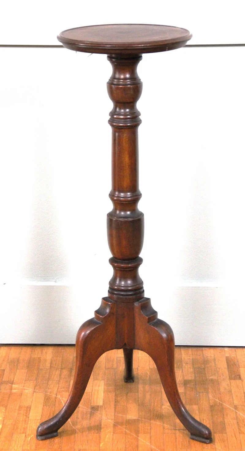 Georgean staander - Meubel › Bijzetmeubels - €135.00 - Kleine plantenstaander in mahoniehout en op driepoot.
76cm hoog; diameter 24.5cm
Georgean stijl, ca 1900