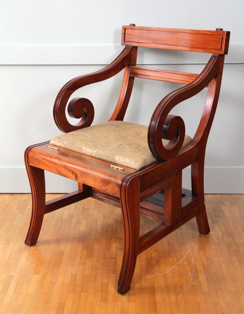 Georgean stijl bibliotheektrap zetel - Meubel › Zitmeubels - €800.00 - Een uitzonderlijk zitmeubel/bibliotheektrap.
Mahoniehout. Georgean stijl.
Ca 1950 vervaardigd.
De bovenste helft van de armstoel klapt 180° tot een bibliotheektrap.