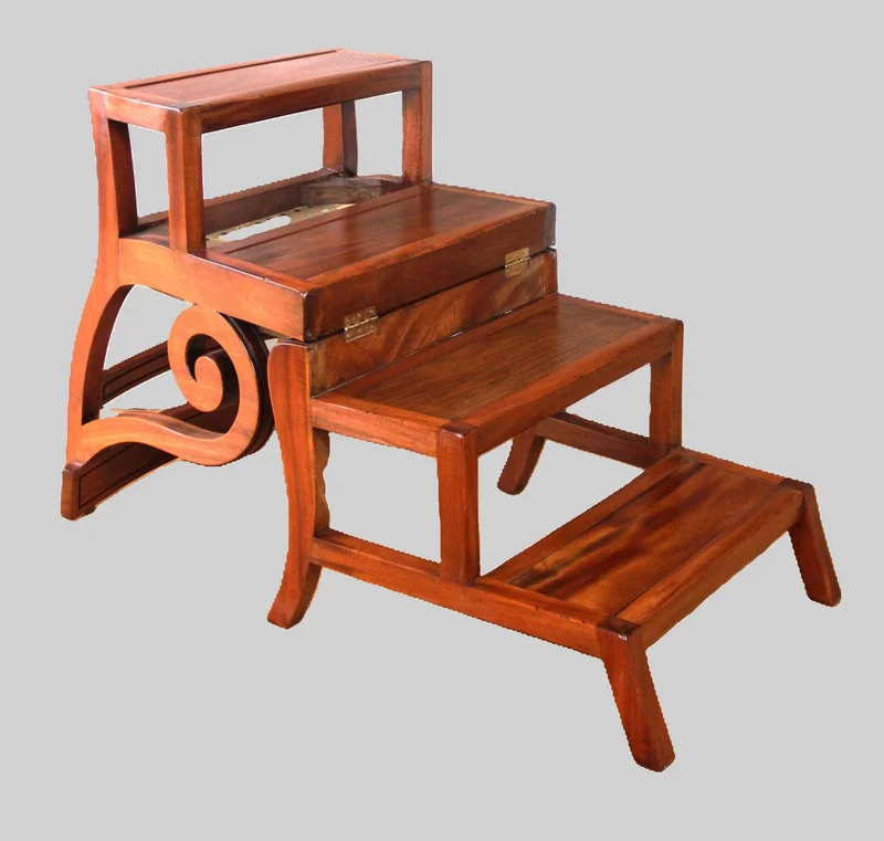 Georgean stijl bibliotheektrap zetel - Meubel › Zitmeubels - €800.00 - Een uitzonderlijk zitmeubel/bibliotheektrap.
Mahoniehout. Georgean stijl.
Ca 1950 vervaardigd.
De bovenste helft van de armstoel klapt 180° tot een bibliotheektrap.