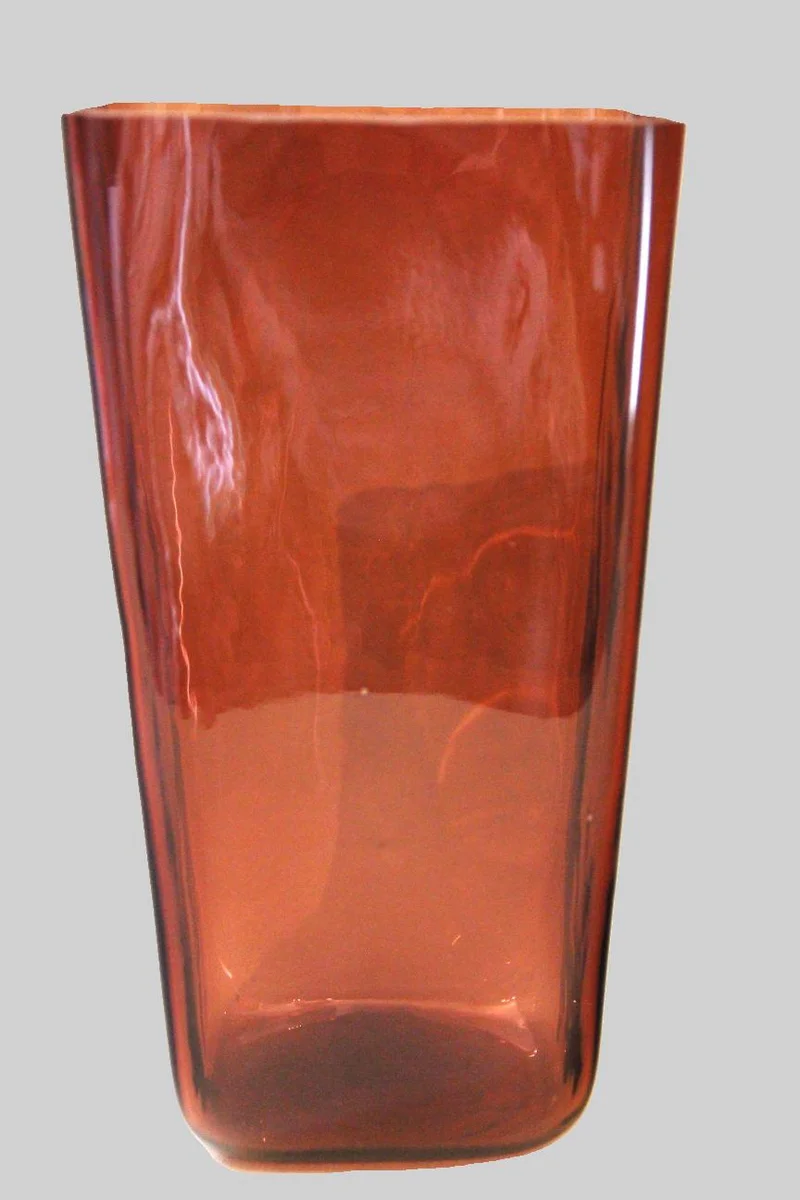 Glazen vaas vintage (1) - Glas › Vazen - Rood-paarse vaas in glas.
26cm hoog, 14cm vierkant
Vintage