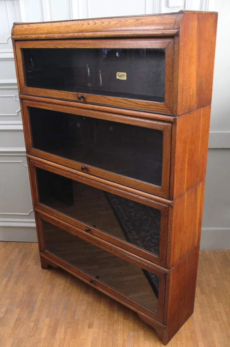 Globe stapelkast - Meubel › Kasten - €495.00 - Een stapelkast in eikenhout, volgens de wijze van Globe Wernicke maar vervaardigd door Wilton Newcastle.
88cm breed, 25.5cm diep, 136cm hoog
Edwardian periode, ca 1920/1930