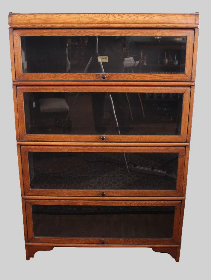 Globe stapelkast - Meubel › Kasten - €495.00 - Een stapelkast in eikenhout, volgens de wijze van Globe Wernicke maar vervaardigd door Wilton Newcastle.
88cm breed, 25.5cm diep, 136cm hoog
Edwardian periode, ca 1920/1930