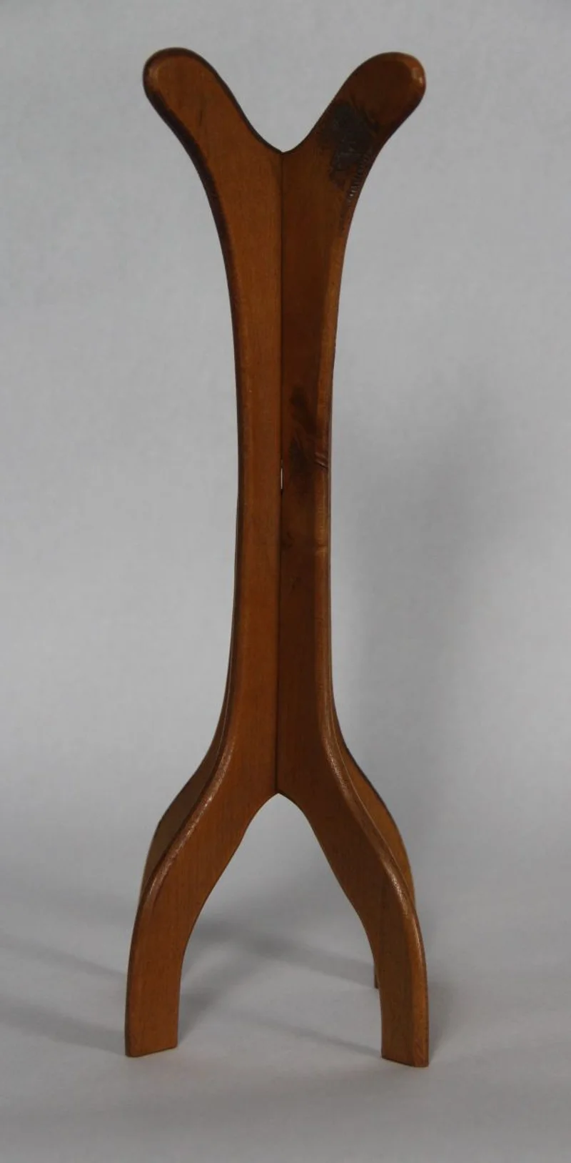 Hoedenstand 2 - Diversen › Varia - €35.00 - Demonteerbare hoedenstand in gevernist hout.
31cm hoog
ca 1930/1950