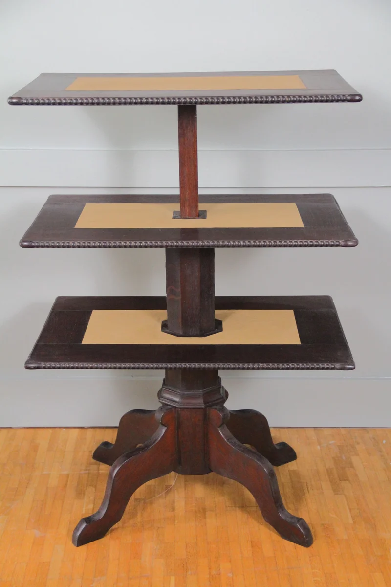 Hollandse desserttafel - Meubel › Tafels - €450.00 - Opschuifbare dessertafel in eikenhout en ingelegd met leder.
68x41cm, 72cm hoog in gesloten toestand.
Nederland, ca 1930
