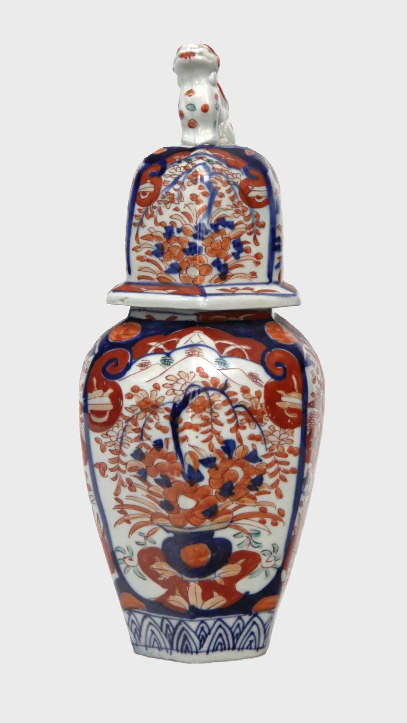 Imari vaas (5) - Porselein › Vazen - €95.00 - 19.5cm hoog, 14cm diameter
Ca 1900