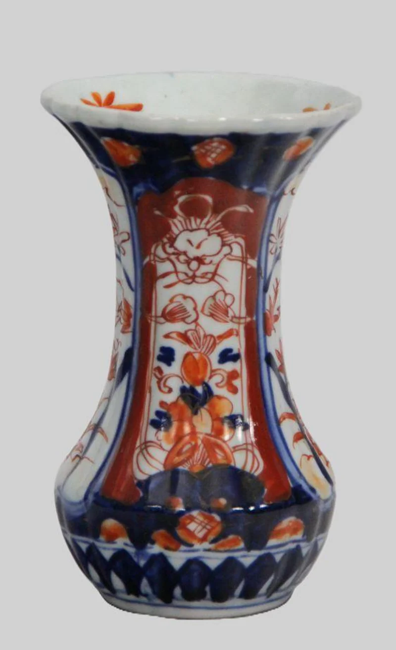 Imari vaasje - Porselein › Vazen - Klein imari vaasje met 2 verschillende decoraties op de nek.
13cm hoog
Vroege 20e eeuw