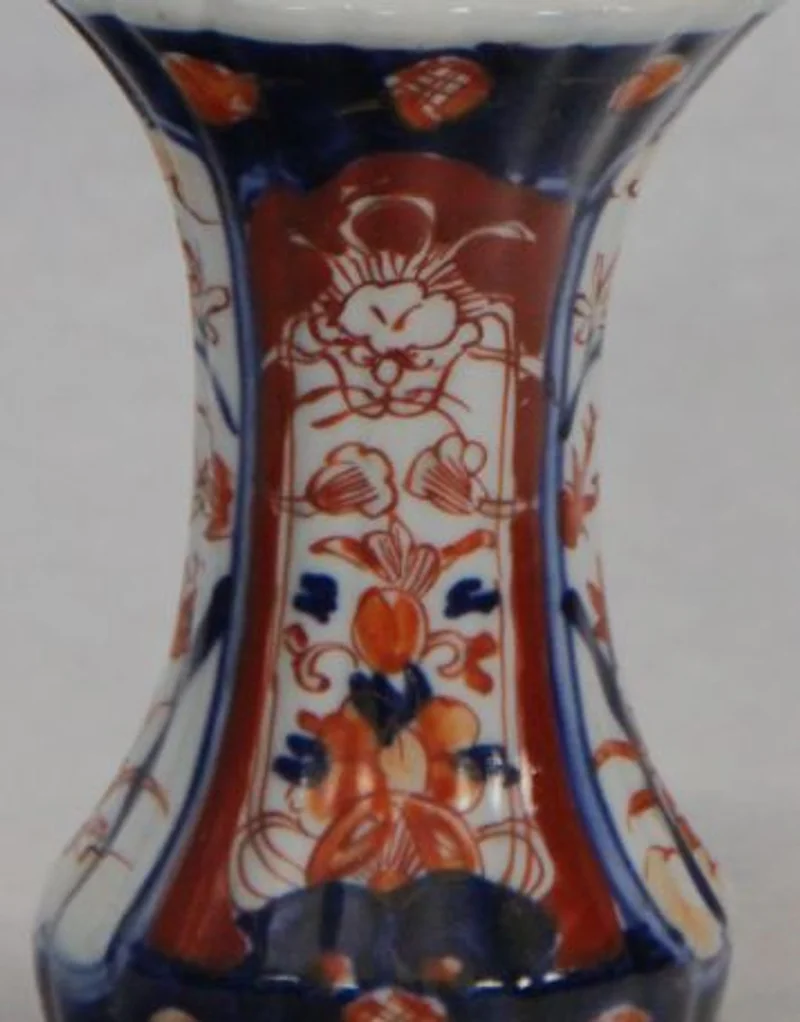 Imari vaasje - Porselein › Vazen - Klein imari vaasje met 2 verschillende decoraties op de nek.
13cm hoog
Vroege 20e eeuw