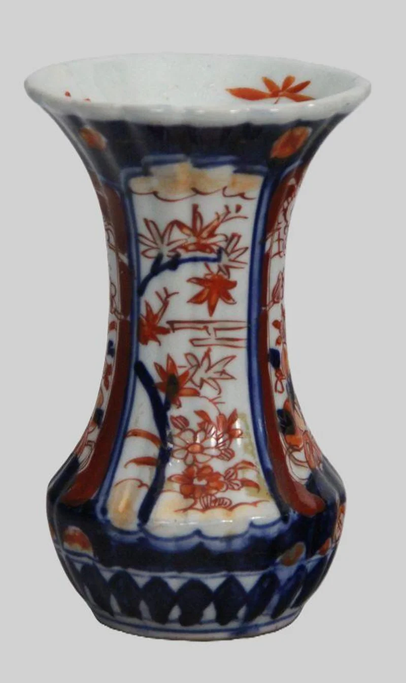 Imari vaasje - Porselein › Vazen - Klein imari vaasje met 2 verschillende decoraties op de nek.
13cm hoog
Vroege 20e eeuw