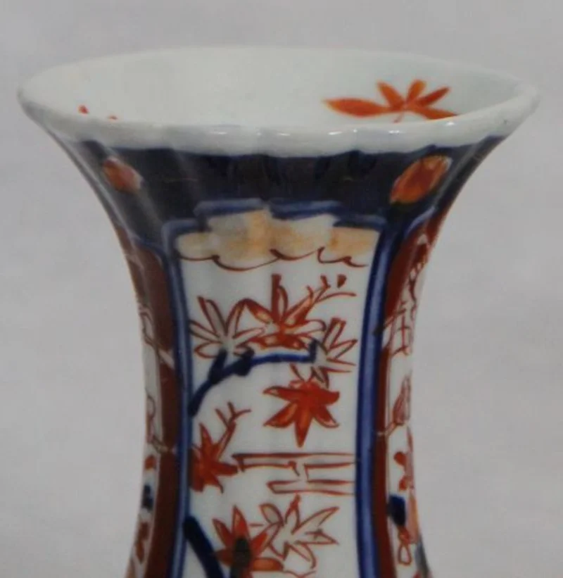 Imari vaasje - Porselein › Vazen - Klein imari vaasje met 2 verschillende decoraties op de nek.
13cm hoog
Vroege 20e eeuw
