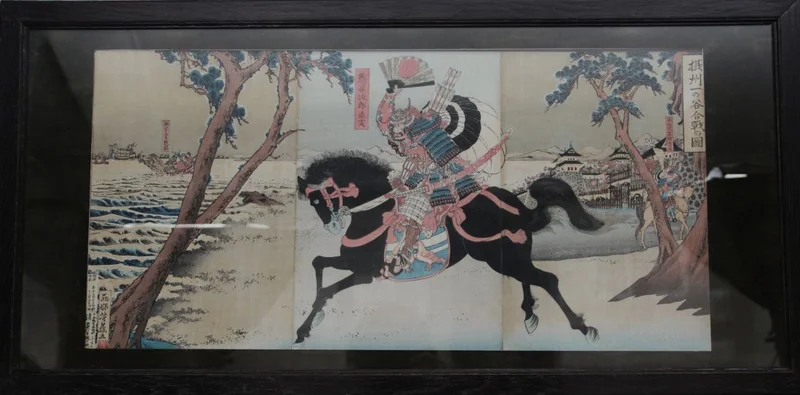 Japanse prent (5) - Diversen › Schilderijen en prenten - €300.00 - Grote Japanse blokdruk (triptiek) door Yoshifuji Utagawa (1828-1887)
70 x 34cm
Lijst: 92 x 46cm (lijst van latere datum