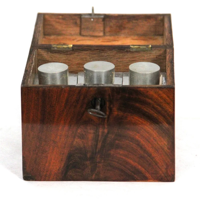 Kistje met 3 drankflesjes - Diversen › Dozen en kistjes - Mahoniehouten kistje met 3 tinnen drankflesjes.
15.5 x 12.5 cm, 13.5cm hoog
Late Georgean periode, ca 1830
Gepolitoerd op oude wijze