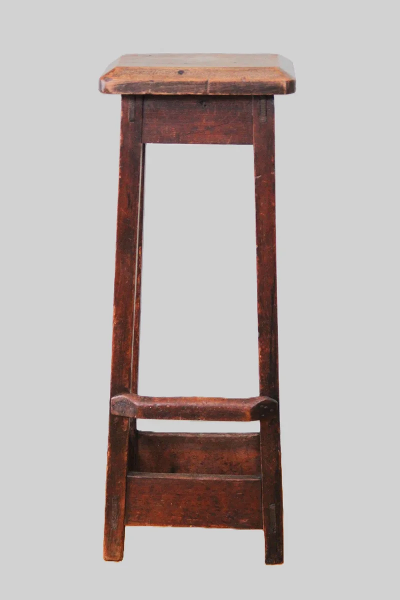 Klerkentabouret - Meubel › Zitmeubels - €125.00 - Victoriaanse klerkentabouret in notenhout.
19 x 28cm, 77cm hoog.
ca 1900
