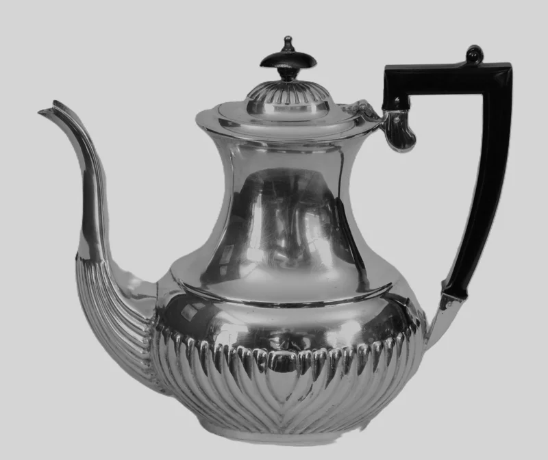 Koffiepot (1) - zilver › Serviesgoed - €40.00 - Verzilverde koffiekan in klassiek Georgean stijl. Greep in kunststof.
Gemerkt EPNS
Ca 1950