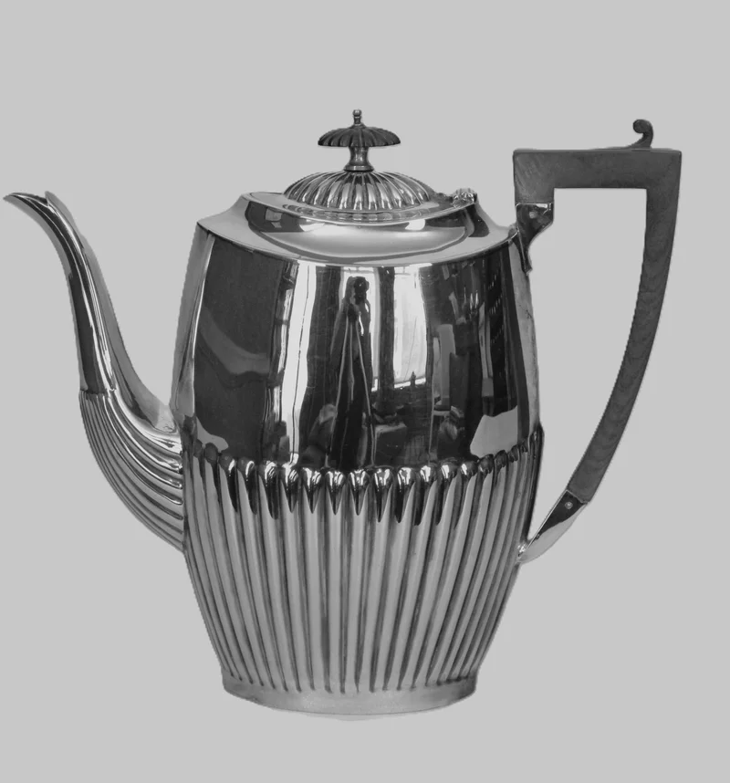 Koffiepot (2) - zilver › Serviesgoed - €20.00 - Hoge koffiekan met houten greep.
Hoogte 23 cm
Gemerkt: John Bischop Chatterley & Sons
1930-1940