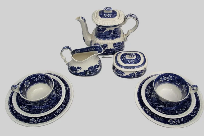 Koffieservies 12 personen - Porselein › Serviesgoed - €160.00 - Een koffieservies voor 12 personen met koffiepot, melkkan, suikerpot, 12 tassen met ondertas en dessertbord. Samen 39-delig
Gemerkt Spode Copeland, decor "Tower"
Eerste helft 20e eeuw