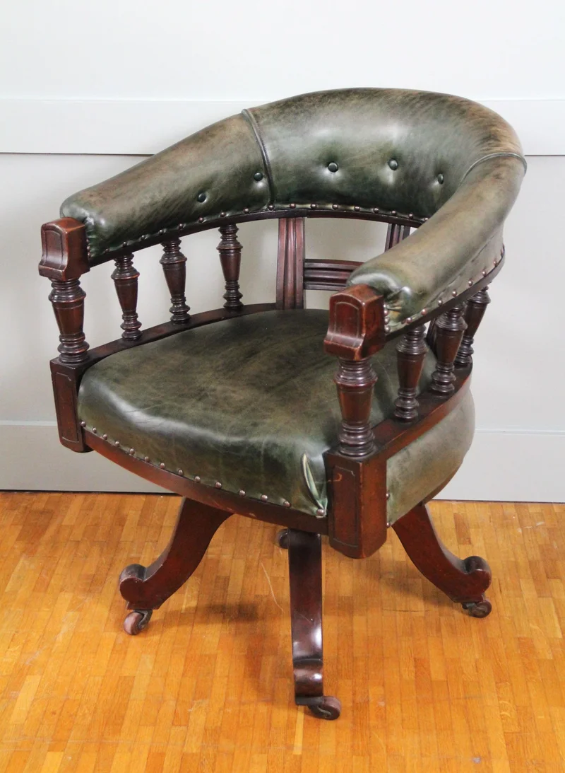 Laat victoriaanse bureaustoel - Meubel › Zitmeubels - €395.00 - Draaibare bureaustoel in mahoniehout en met leder bekleed.
Victoriaanse stijl, ca 1900-1950
83cm hoog, 60cm diep, 65cm breed