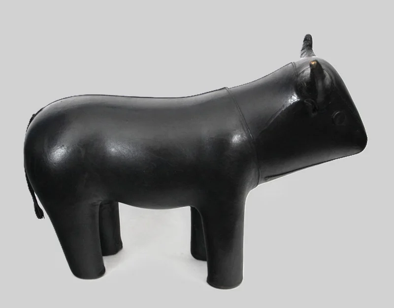Leder voetbank - Diversen › Figuren - Vintage voetbank in leder
57cm lang, 40cm hoog
Ca 1970