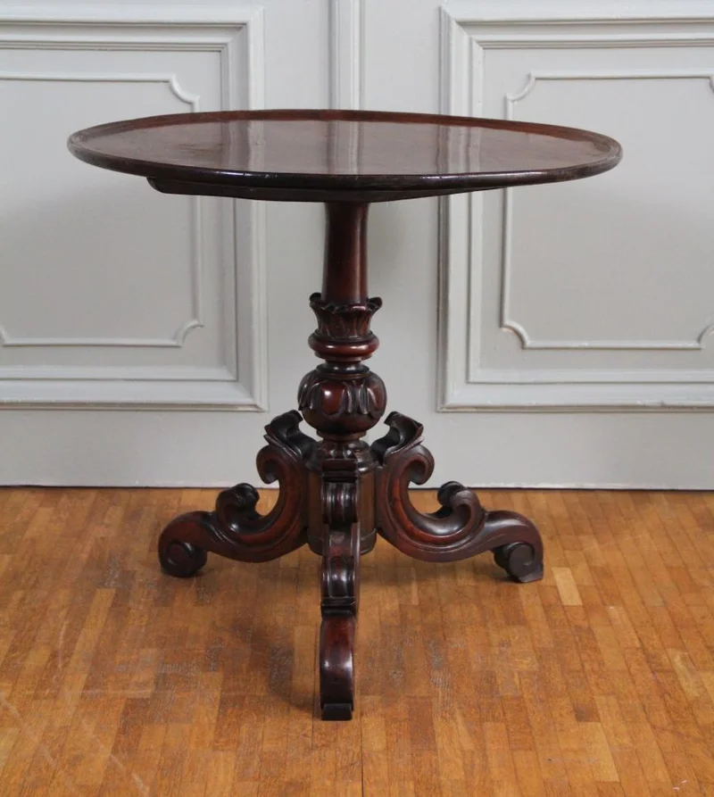 Mahonie wijntafeltje - Meubel › Bijzetmeubels - €325.00 - Rond bijzettafeltje in cubaans mahoniehout, op centrale poot.
60cm diameter, 56cm hoog
Victoriaanse periode: ca 1850