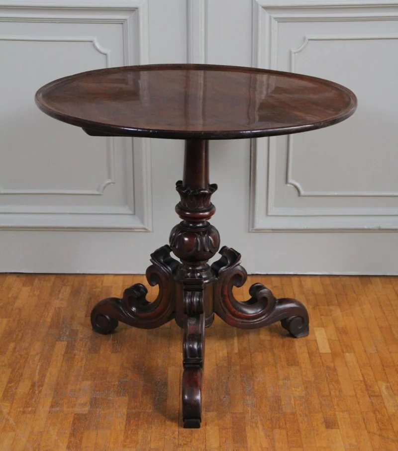 Mahonie wijntafeltje - Meubel › Bijzetmeubels - €325.00 - Rond bijzettafeltje in cubaans mahoniehout, op centrale poot.
60cm diameter, 56cm hoog
Victoriaanse periode: ca 1850