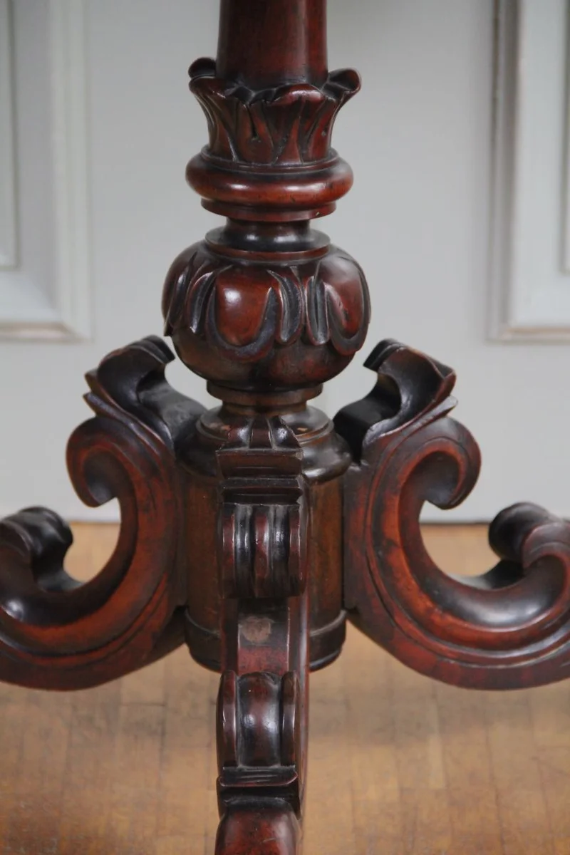 Mahonie wijntafeltje - Meubel › Bijzetmeubels - €325.00 - Rond bijzettafeltje in cubaans mahoniehout, op centrale poot.
60cm diameter, 56cm hoog
Victoriaanse periode: ca 1850