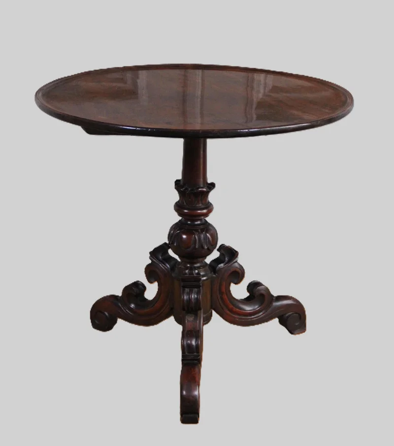 Mahonie wijntafeltje - Meubel › Bijzetmeubels - €325.00 - Rond bijzettafeltje in cubaans mahoniehout, op centrale poot.
60cm diameter, 56cm hoog
Victoriaanse periode: ca 1850