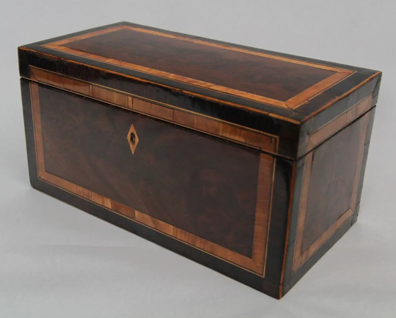 Mahoniehouten theedoos - Diversen › Dozen en kistjes - €195.00 - Rechthoekige theedoos gefineerd met Cubaans mahonie en dubbele crossbanding met palissanderhout en satijnhout. Binnenin met twee compartimenten en centraal het mengglas.
31 x 15.5cm, 15.5cm hoog.
William IV periode, 1830-1837
Gepolitoerd op oude wijze.