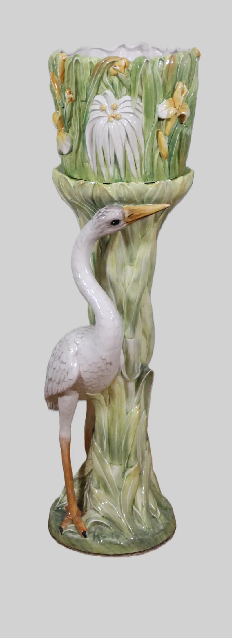 Majolica jardinière op voet - Porselein › Cachepots - €295.00 - Cachepot op voet in veelkleurig majolica.
Italiaanse makelij.
Vroege 20e eeuw
99 cm hoog; 29cm diameter