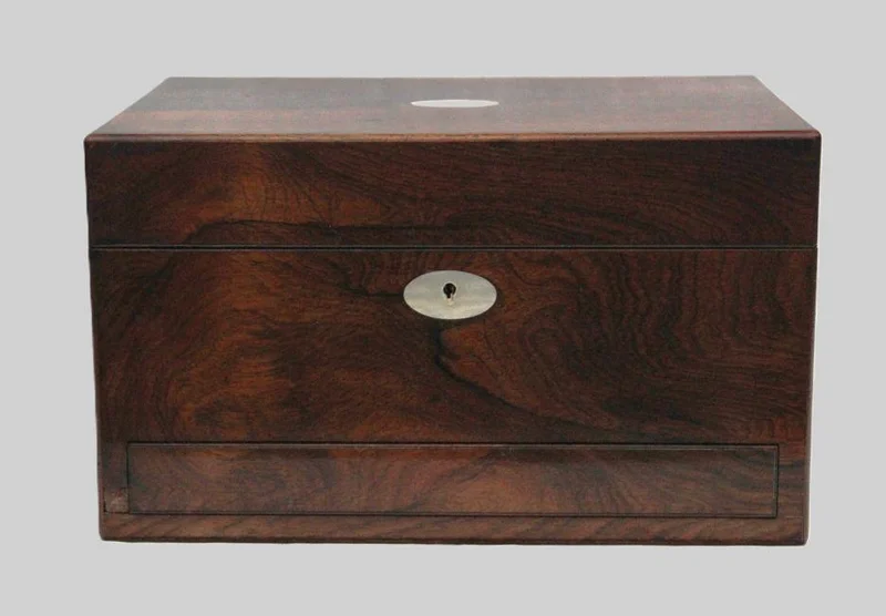 Make-up kist in palissander - Diversen › Dozen en kistjes - Make-up kist met diverse opbergvakken en laden en verscheidene toebehoren met verzilverde deksels.
30 x 21.5cm, 17.5cm hoog.
Victoriaans tijdperk, ca 1880