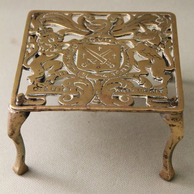 Messing onderzetter 19e eeuw - Diversen › Varia - Onderzetter met motief van wapenschild en tekst "Honi soit qui mal y pense" en "dieu et mon droit" (lijfspreuk van de Engelse orde van de kousenband in de middeleeuwen).
15cm vierkant; 9cm hoog.
vermoedelijk 19e eeuw
Engeland

€ 