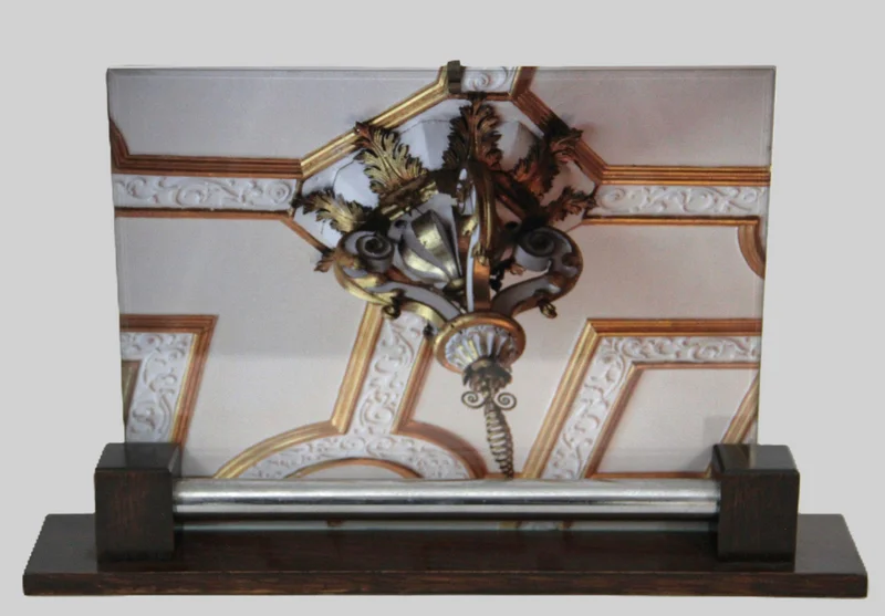 Modernistische fotohouder - Diversen › Varia - €45.00 - Late Art Déco / modernistische fotohouder.
Voetplaat in donker eik en verchroomde dwarsversiering.
Lengte voetplaat: 31cm; hoogte glasplaat: 20cm