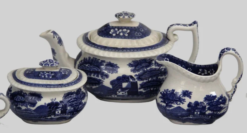 Mokkaservies voor 6 personen - Porselein › Serviesgoed - €80.00 - Een servies met kleine theepot, suikerpot en melkkan en zes kleine tassen met ondertas. Samen 21-delig.
Gemerkt Spode Copeland, decor "Tower".
Eerste helft 20e eeuw.