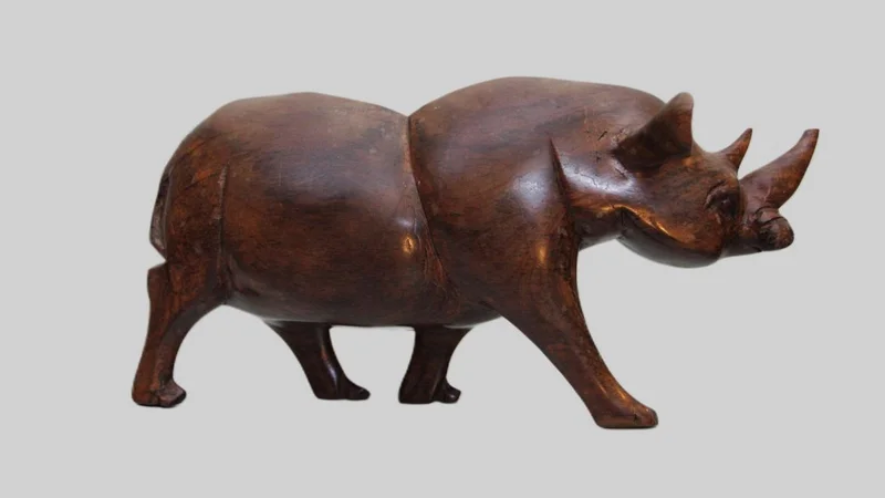 Neushoorn (2) - Diversen › Figuren - Sculptuur van een neushoorn in Afrikaans hout.
30cm lang, 10cm hoog.