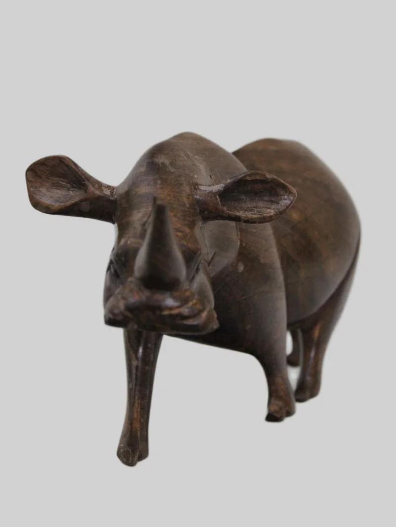 Neushoorn (2) - Diversen › Figuren - Sculptuur van een neushoorn in Afrikaans hout.
30cm lang, 10cm hoog.