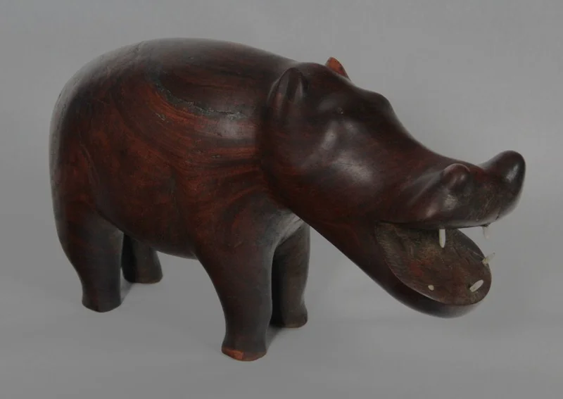 Nijlpaard in Afrikaans roodhout - Diversen › Figuren - €265.00 - Een grote sculptuur van een nijlpaard in massief Afrikaans roodhout.
43cm lang, 25cm hoog.
Vermoedelijk vroege 20e eeuw