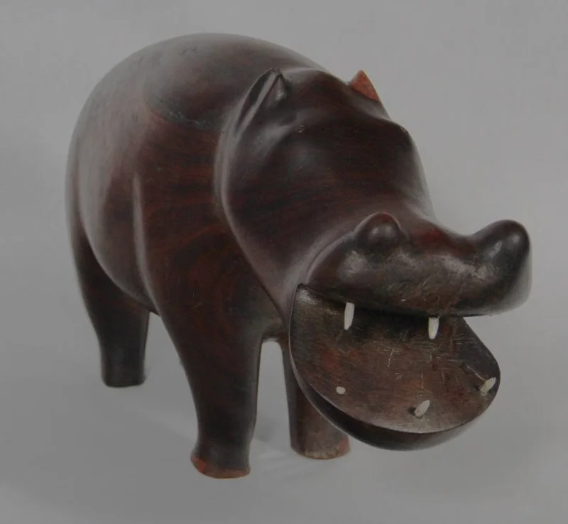 Nijlpaard in Afrikaans roodhout - Diversen › Figuren - €265.00 - Een grote sculptuur van een nijlpaard in massief Afrikaans roodhout.
43cm lang, 25cm hoog.
Vermoedelijk vroege 20e eeuw