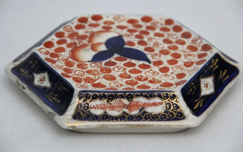 Onderzetter in aardewerk - Porselein › Serviesgoed - €45.00 - Zeshoekige onderzetter in aardewerk en in de stijl van Masons (niet gemerkt).
Decor met rode kersen.
17 cm omschreven cirkel
Ca 1930/1950
